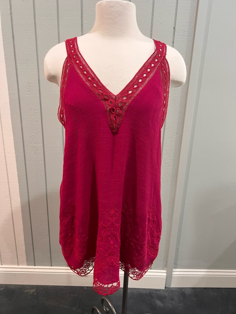 Astr Crochet-Trim V-Neck Tank Top - Raspberry